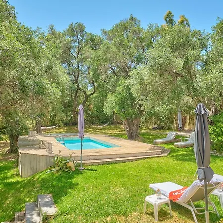 Gardens Αστρακερή